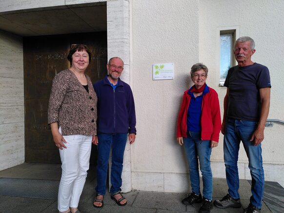 Mitglieder der Gemeinde Sankt Cyprian vor dem Kircheingang.