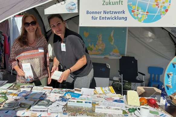 Vanessa Püllen (rechts), Eine Welt-Regionalpromotorin Südliches NRW/Bonn