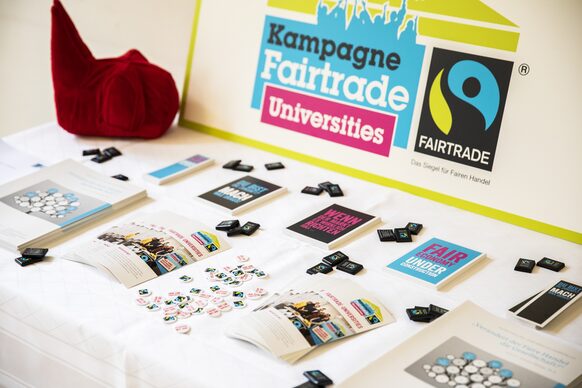 Postkarten und Broschüren als Informationsmaterial der Fairtrade University