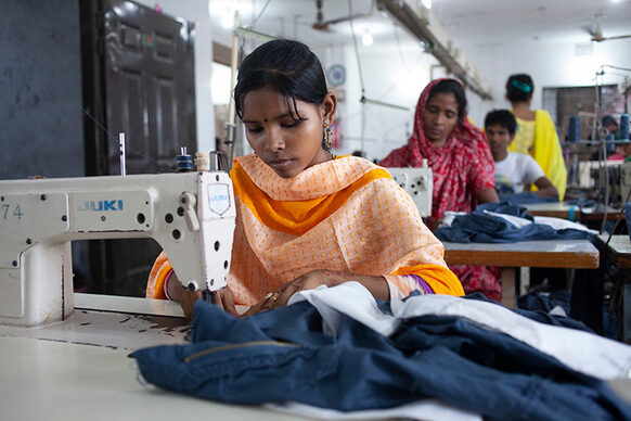Junge Frauen arbeiten an Nähmaschinen