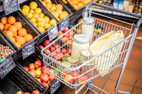 Einkaufswagen vor einer Obsttheke