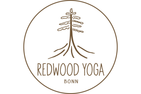 Das Logo zeigt einen gezeichneten Baum und den Schriftzug Redwood Yoga Bonn