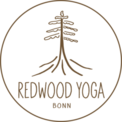 Das Logo zeigt einen gezeichneten Baum und den Schriftzug Redwood Yoga Bonn