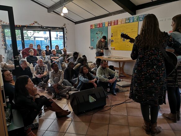 Publikum bei einem Konzert im Tannenbusch-Haus