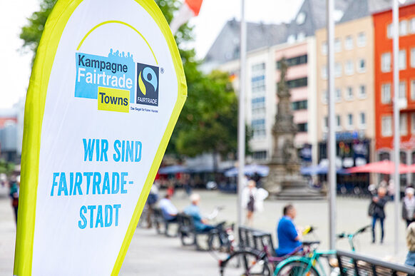 Werbebanner in der Innenstadt mit der Aufschrift "Wir sind Fairtrade-Stadt"