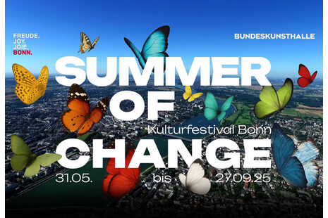 Immagine per il festival culturale "Summer of Change". La scritta "Summer of Change" è in primo piano davanti a un cavalcavia su Bonn, insieme a numerose farfalle colorate. In alto a sinistra si trova il logo della città di Bonn, a destra quello della "Bundeskunsthalle".