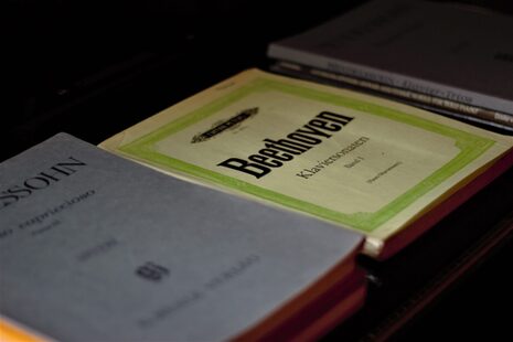 Registrazione di un libro con spartiti per pianoforte di Ludwig van Beethoven