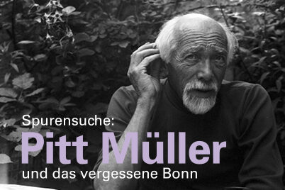 Si vede un'immagine in bianco e nero. Un uomo davanti a un cespuglio. Potete leggere "Alla ricerca di indizi: Pitt Müller e il libro dimenticato".