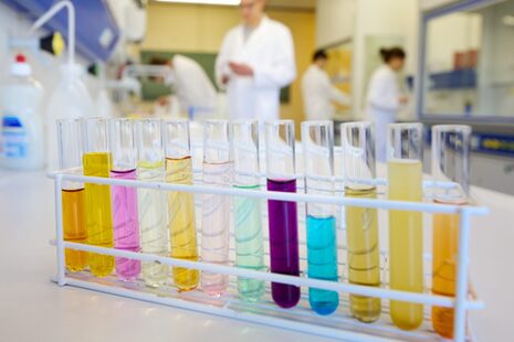 Con le sue bunten Flüssigkeiten, il Reagenzgläser è stato coinvolto in un lavoro