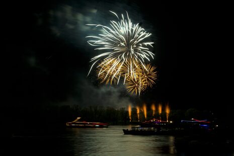 Feuerwerk und Schiffskorso bei Rhein in Flammen
