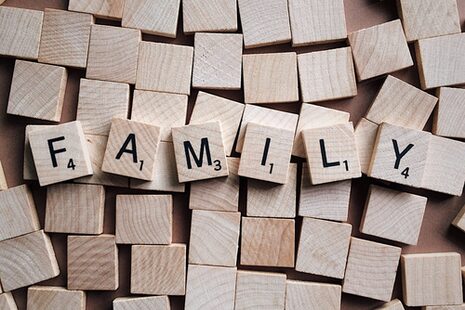 Des pièces de Scrabble ont été assemblées pour former le mot "Family".