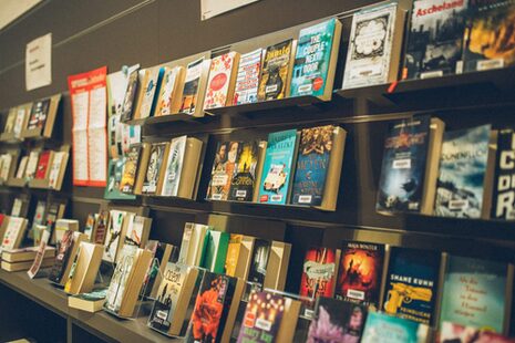 Bücherregal in der Zentralbibliothek im Haus der Bildung