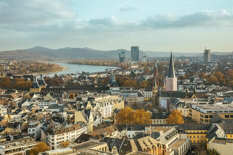 Die Bonner Innenstadt im Herbst, fotografiert vom Stadthausdach.