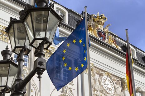 Η ευρωπαϊκή σημαία κυματίζει μπροστά από το παλιό δημαρχείο της Βόννης.