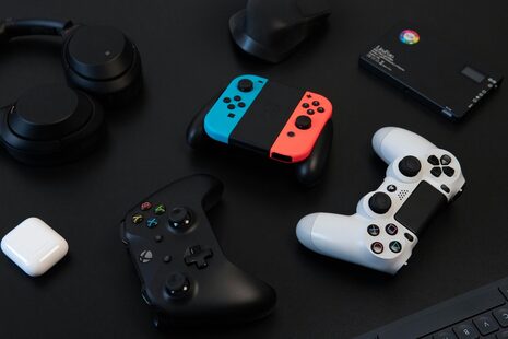 Controller von verschiedenen Spielekonsolen