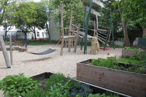 Urban Gardening-Beete auf dem Spielplatz in der Maxstraße