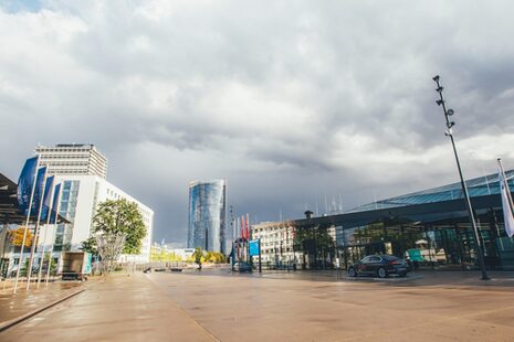 World Conference Center, UN-Klimasekretariat und Post Tower vor gewittriger Wolkenkulisse