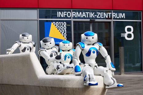 Robots en un banco frente al centro informático