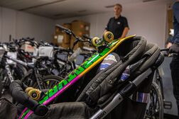 Ein Skateboard liegt in einem Kinderwagen bei der Fundsachenversteigerung.