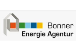 Diese Grafik zeigt das Logo der Bonner Energie Agentur. Zusehen sind 5 farbige Quadrate (rot, grün, hellblau, dunkelblau, gelb), welche nebeneinander angeordnet sind. Um das erste Quadrat ist eine Hausgrafik herumgesetzt worden. Rechts neben/unter den Quadraten steht "Bonner Energie Agentur".