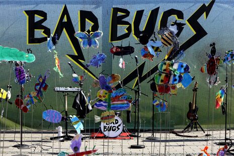 Szenenfoto zur Produktion "Bad Bugs" des Theater Marabu. Szenenfoto zur Produktion "Bad Bugs" des Theater Marabu. Zu sehen sind Instrumente mit Insekten als Kulissen.