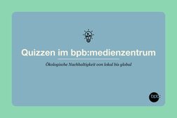 Image zum Quiz. Auf enteneigrünem Grund mit grüner, breiter Umrandung ein weißer Schriftzug: Quizzen im bpb:medizinzentrum. Schwarzer Schriftzug:Ökologische Nachhaltigkeit von lokal bis global.