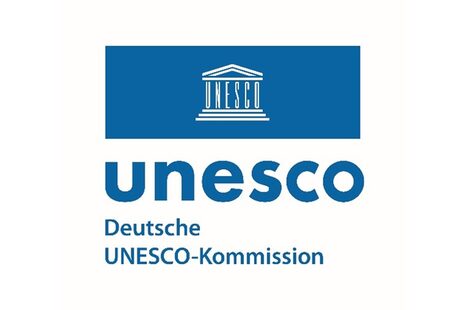 UNESCO kelimesi ve logolu figüratif işaret, UNESCO harflerinin çatının altındaki sütunları oluşturduğu stilize bir antik tapınak ve yazı: unesco UNESCO Alman Komisyonu. Logo mavi zemin üzerine beyaz, yazılar ise beyaz zemin üzerine mavidir.